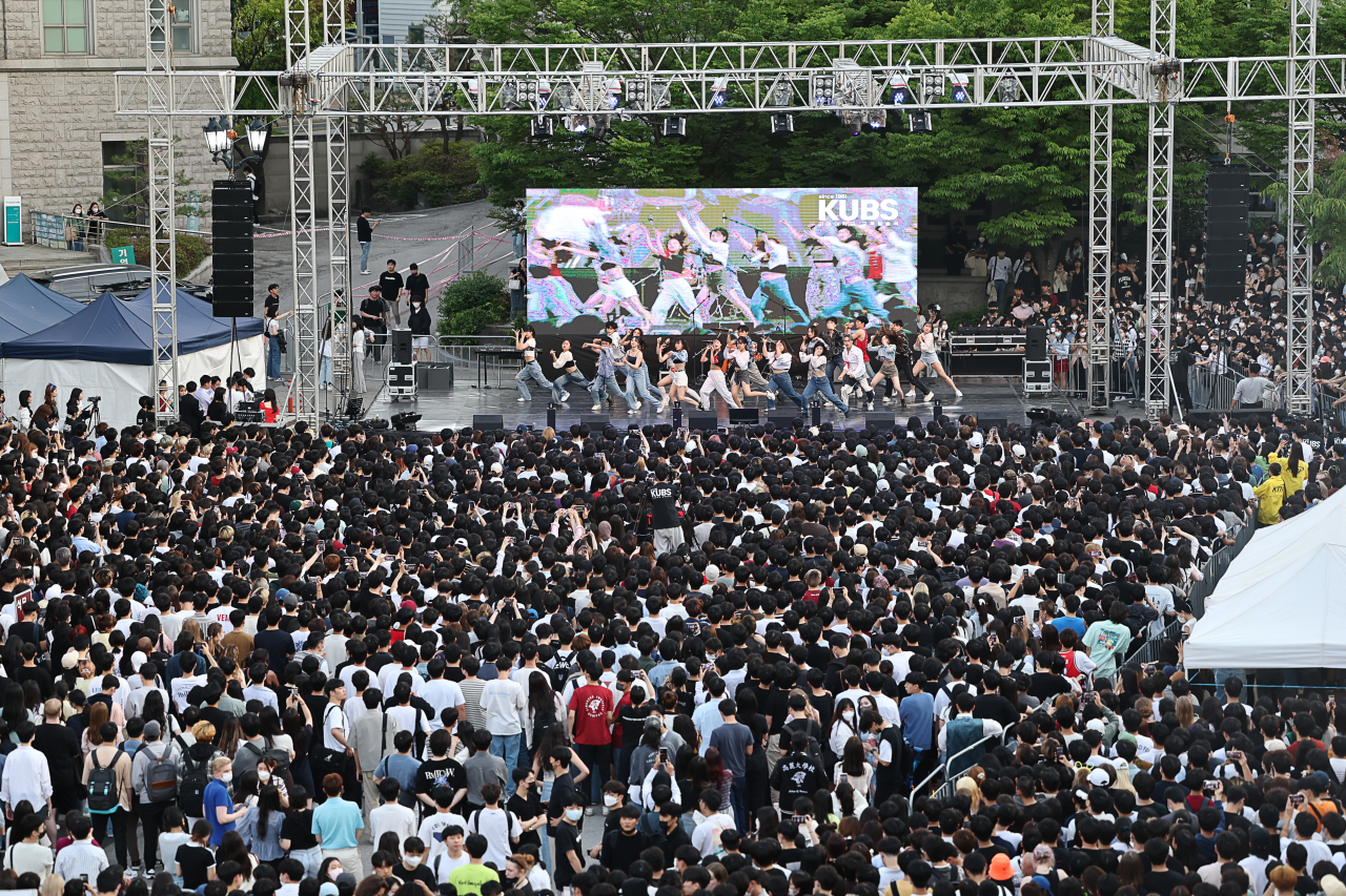 University students enjoy a music festival at Korea University in Seoul on Tuesday. (Yonhap)