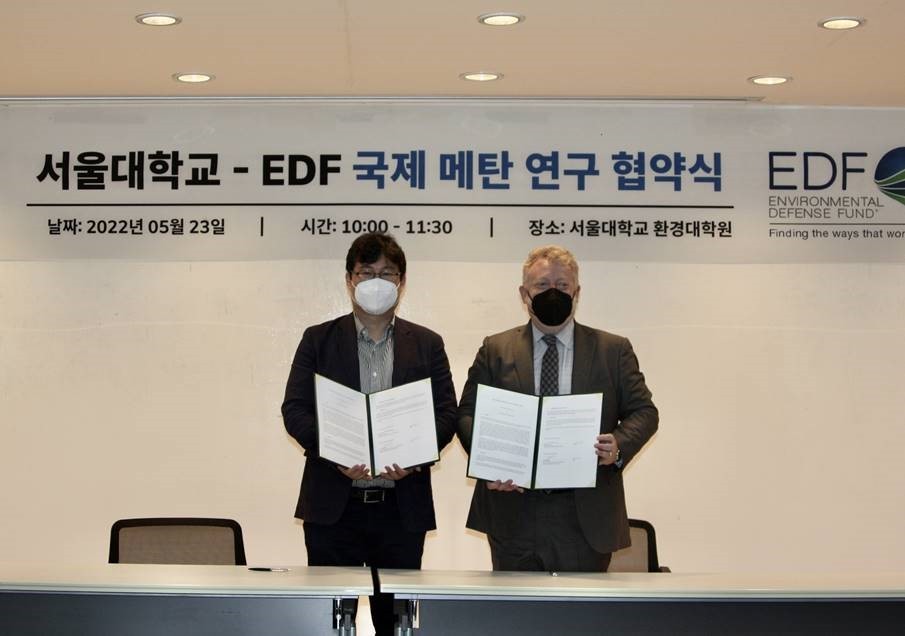 Seoul National University’s Son Yong-hoon (left) and EDF Senior Vice President for Energy Transition Mark Brownstein pose for photo after signing an agreement to study methane emissions in Seoul, May 23.