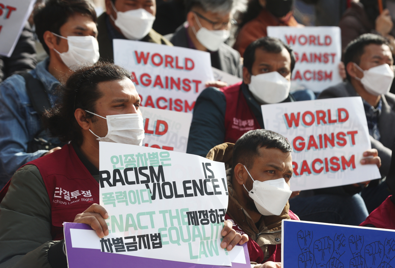 이주노조 조합원들이 3월 20일 서울에서 차별금지법 제정을 촉구하는 시위를 하고 있다. (연합)