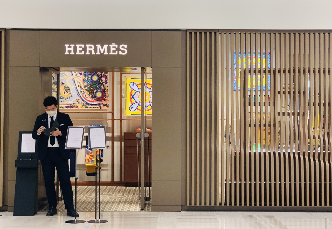 An Hermes staff looks at his tablet at Gangnam Shinsegae Department Store in Seocho-gu, Seoul. (Byun Hye-jin/The Korea Herald)