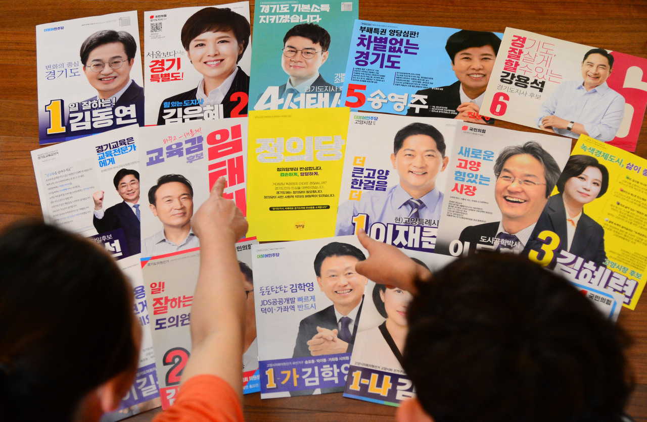 Candidates` campaigning materials (Park Hae-mook/The Korea Herald)