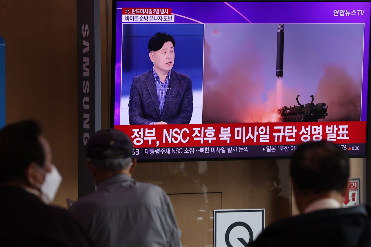 Passersby watch a TV report of North Korea`s missile launch at Seoul Station on Wednesday (Yonhap).