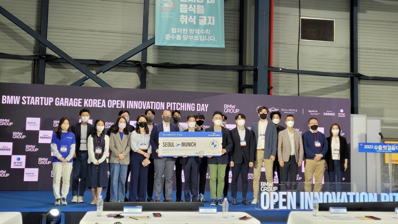 Presenters at the BMW Startup Garage Open Innovation Pitching Day 2022, including ATKO Planning sales director Jani Moon (third from right), pose for a picture. (ATKO Planning)