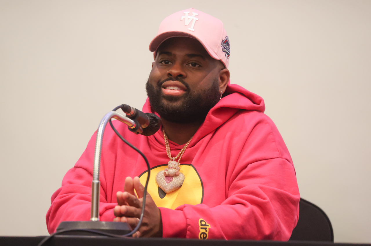 American R&B singer-songwriter Pink Sweat$ poses for photos during a press conference event held on Wednesday at InterContinental Seoul Coex in Gangnam-gu, southern Seoul, celebrating his first visit to Korea to meet local fans through the Seoul Jazz Festival. (Yonhap)