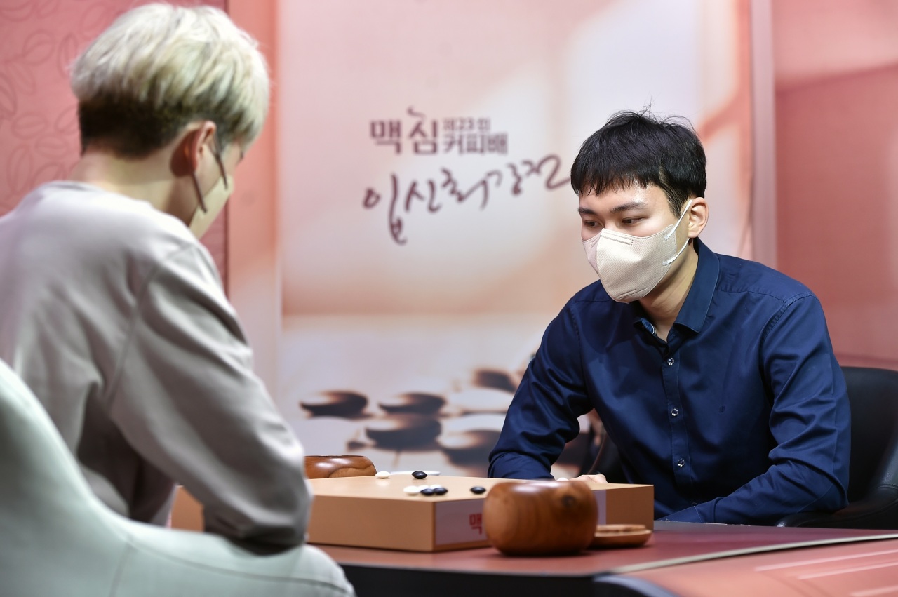 Players are seen at Dongsuh Foods’ Maxim Coffee-sponsored professional Go championship. (Dongsuh Foods)