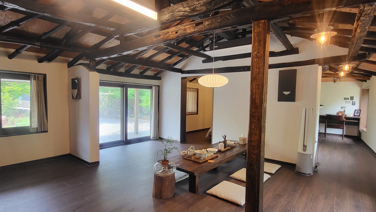 Hacheon House of Wind, which was once abandoned, has been remodeled into an accommodation available for booking on Jeju Pass. The venue will be run as a guesthouse for 10 years before it is given to a Jeju resident in need. (Kim Hae-yeon/ The Korea Herald)