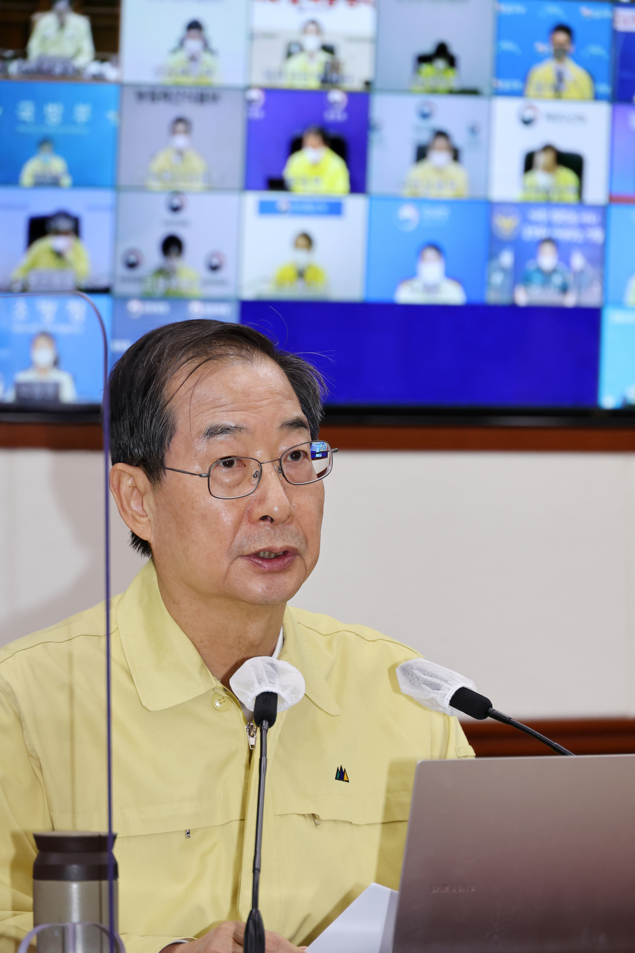 Prime Minister Han Duck-soo speaks during a meeting of the Central Disaster and Safety Countermeasures Headquarters about measures to deal with the coronavirus pandemic at the government complex in Seoul on Friday. (Yonhap)