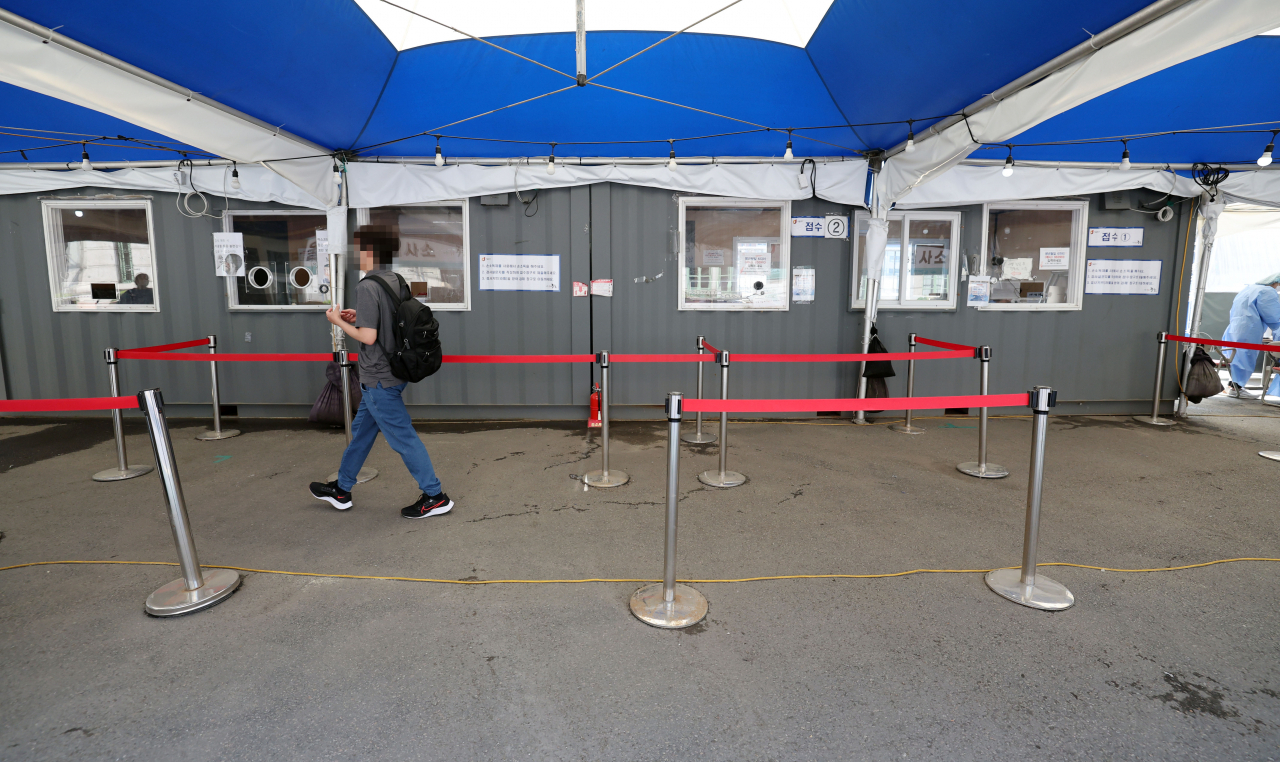A coronavirus testing center near Seoul Station is quiet on Thursday, as the COVID-19 pandemic is in retreat in South Korea. (Yonhap)