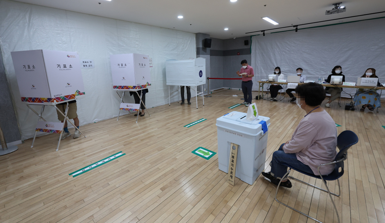 Early voting for local elections and parliamentary by-elections on June 1 is underway Friday at a polling station in Jung-gu, central Seoul. (Yonhap)