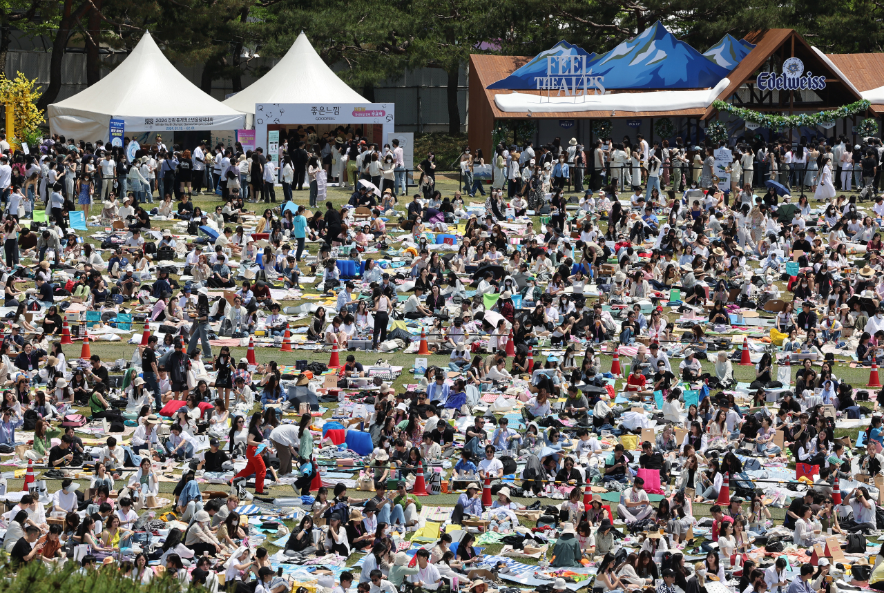 People watch stage performances at Seoul Jazz Festival at the Olympic Park’s 88 Jandi Madang, in southeastern Seoul, on Friday. (Yonhap)