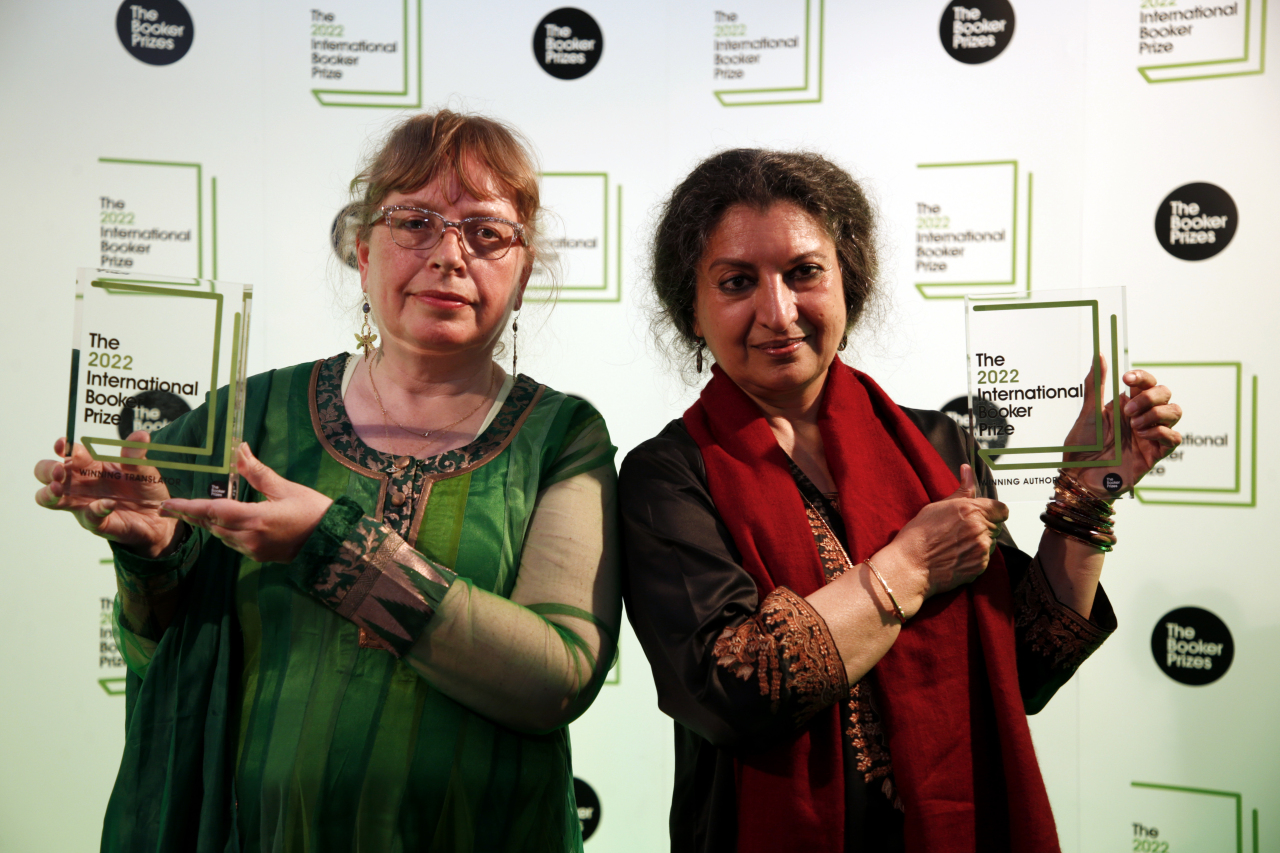 Author Geetanjali Shree, right, and translator Daisy Rockwell pose with the 2022 International Booker Prize author and translator awards for Shree‘s novel ’Tomb of Sand‘ in London, Thursday, May 26, 2022. (AP-Youhap)