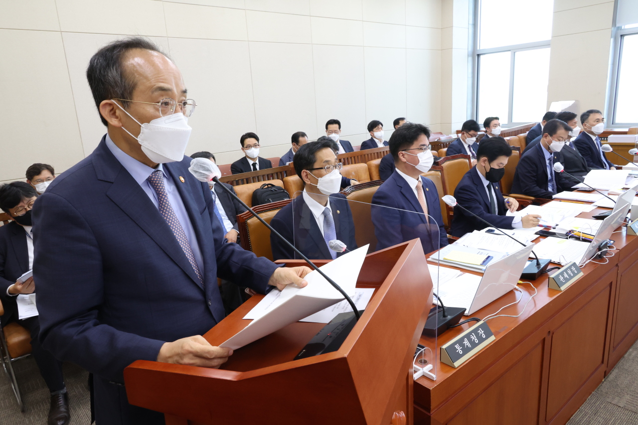 Finance Minister Choo Kyung-ho explains on the proposal for an extra budget bill at a meeting held at the National Assembly on May 17. (Joint Press Corps)