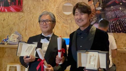 Director Park Chan-wook (L) of 
