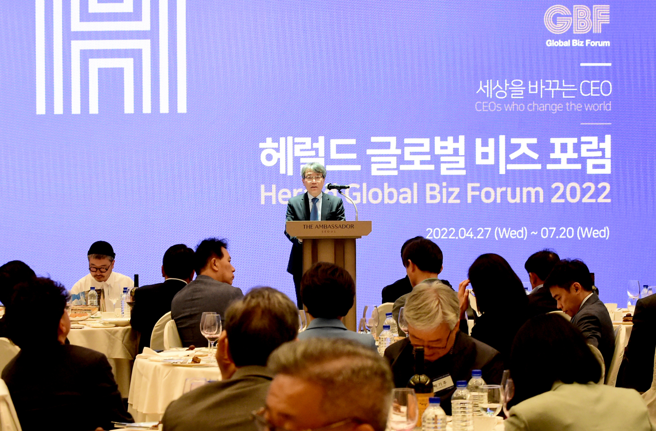 Vietnamese Ambassador to Korea Nguyen Vu Tung addresses CEOs and guests at the second edition of the Global Biz Forum at the Ambassador Hotel in Seoul, May 25.(Jenny Sung)
