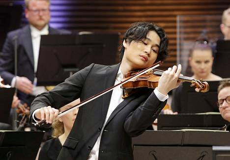 Violinist Yang In-mo performs at the International Jean Sibelius Violin Competition in Helsinki, Finland, Friday. (Heikki Tuuli)