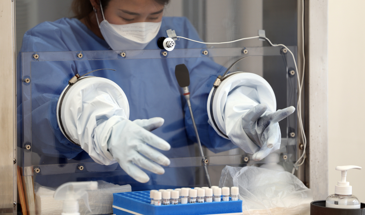 A health care worker prepares COVID-19 tests at a testing station in central Seoul. (Yonhap)
