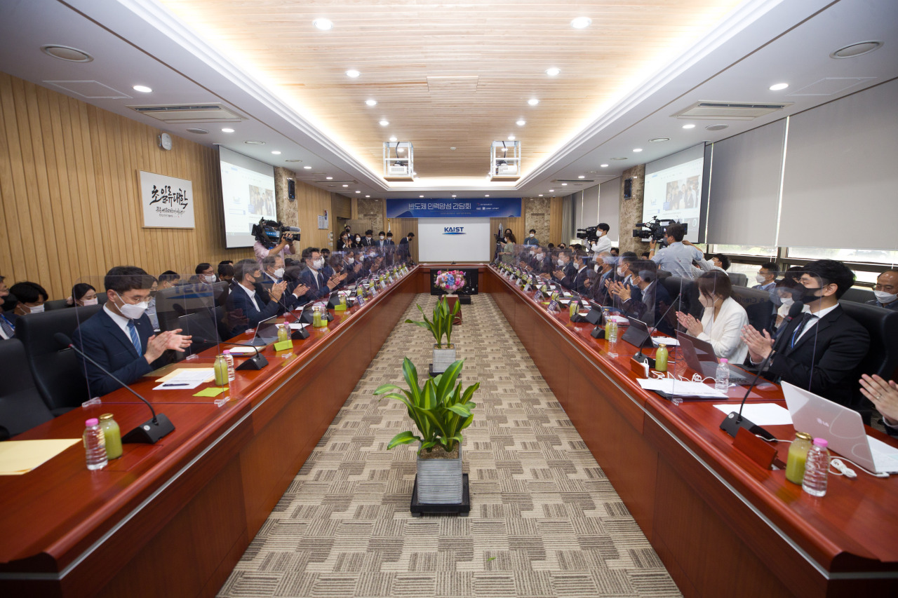 The Ministry of Science and ICT holds meeting with semiconductor industry leaders, major science institutes to discuss cooperation over nurturing chip talents at KAIST campus in Daejeon on Monday. (Ministry of Science and ICT)