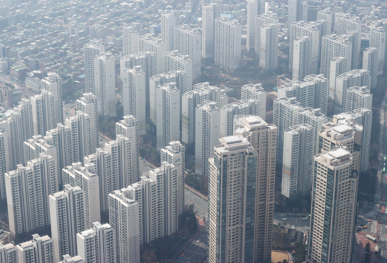 A view of apartment complexes in Seoul on March 17. (Yonhap)