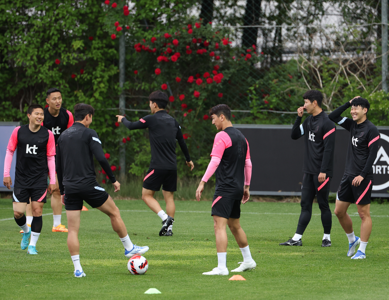 Members of the South Korean men's national football team train at the National Football Center in Paju, Gyeonggi Province, on Monday. (Yonhap)