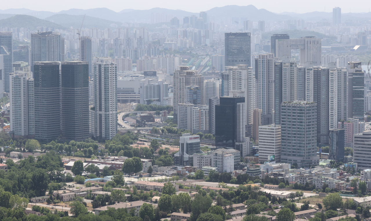 Apartment complexes, housing and commercial units surrounding the new presidential office in central Seoul’s Yongsan are seen from Namsan, Tuesday. (Yonhap)