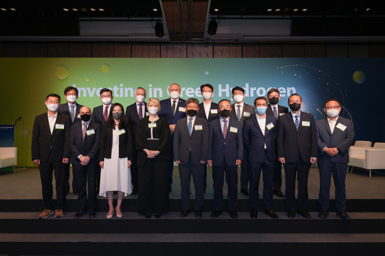 Park Young-il (center, front row), deputy minister for international affairs at the Ministry of Economy and Finance, and participants pose for a photo at Four Seasons Hotel Seoul on Tuesday. (IFC)