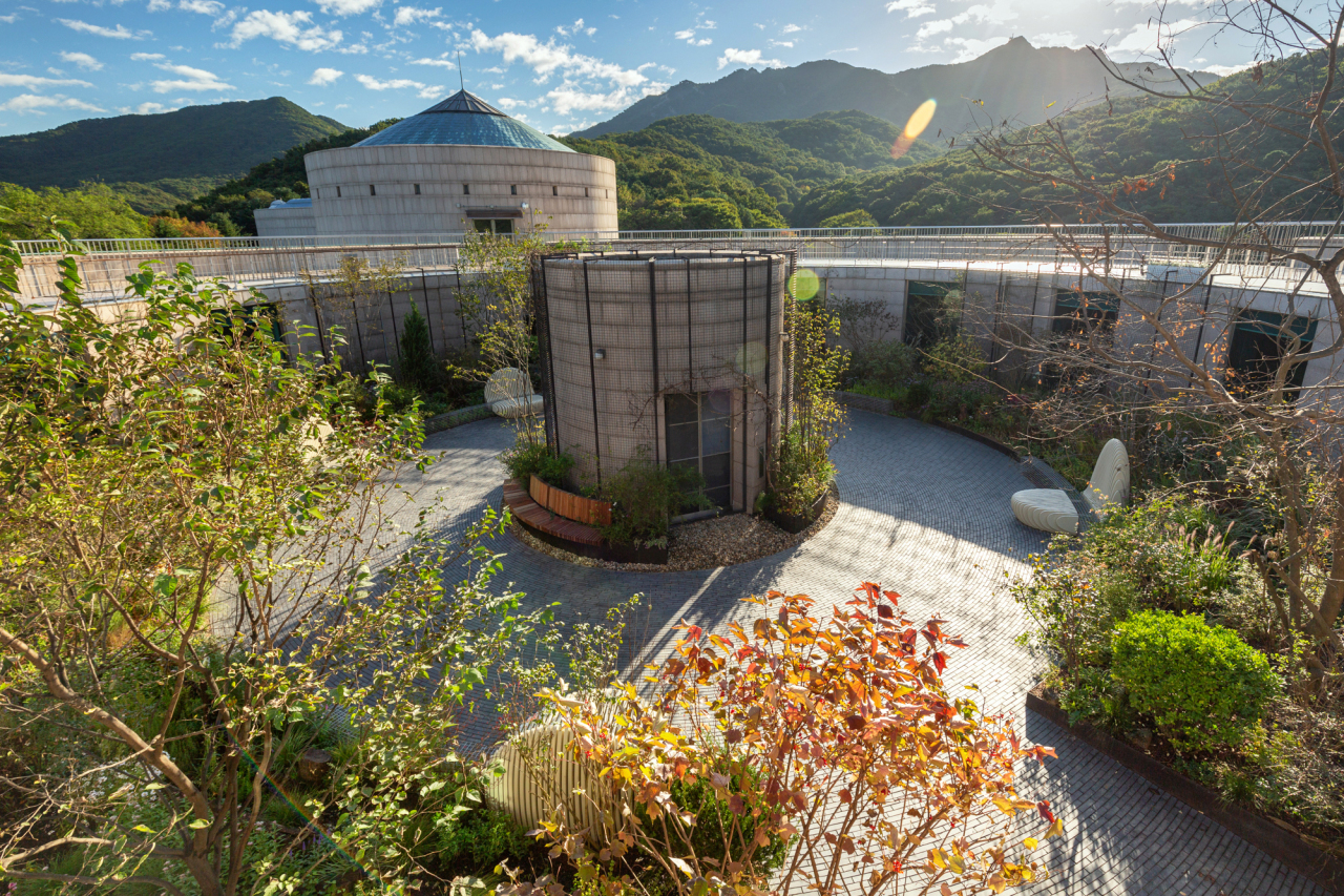 A file photo shows an installation view of “Circular Garden Project: Leisurely and Lively Conversation,” by garden designer Hwang Ji-hae, at MMCA Gwacheon when it was unveiled in the fall of 2021. (MMCA)