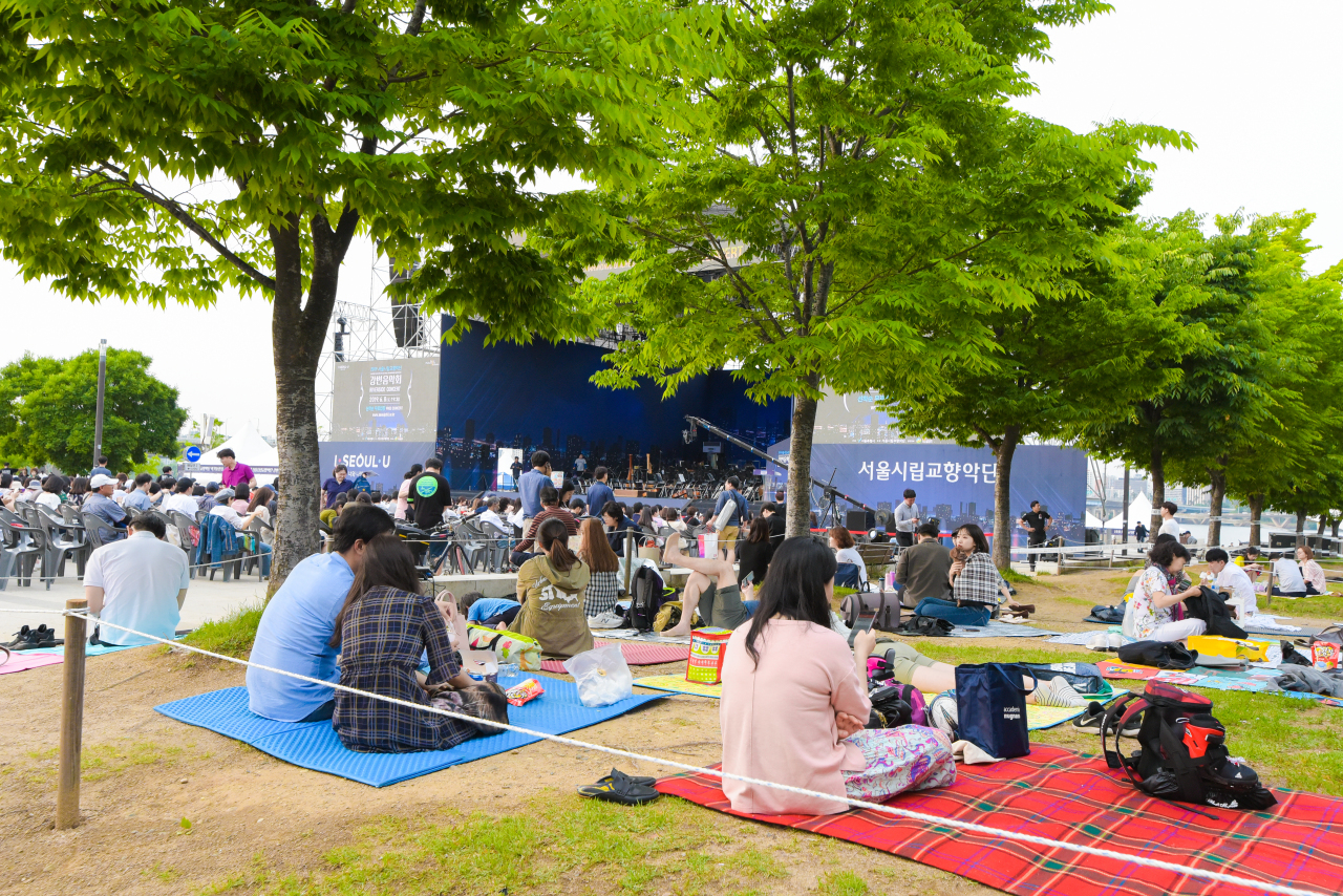 Spectators take in the Seoul Philharmonic Orchestra’s summer concert in 2019 at Yeouido’s Hangang Park in Seoul. (SPO)