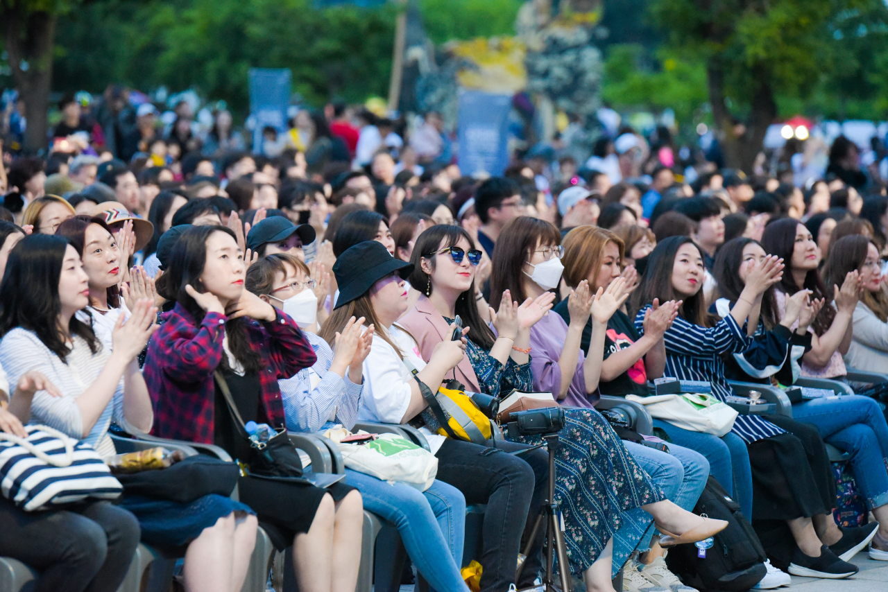 Spectators take in the Seoul Philharmonic Orchestra’s summer concert in 2019 at Yeouido’s Hangang Park in Seoul. (SPO)