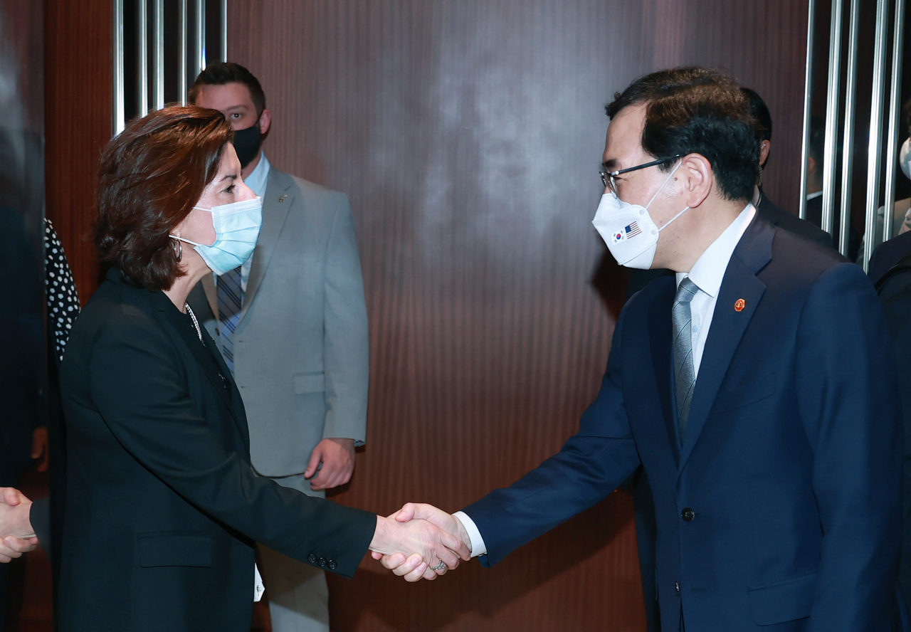 Trade, Industry and Energy Minister Lee Chang-yang (R) and U.S. Commerce Secretary Gina Raimondo shake hands before their talks in Seoul on May 21, 2022, in this photo released by the ministry. (Yonhap)