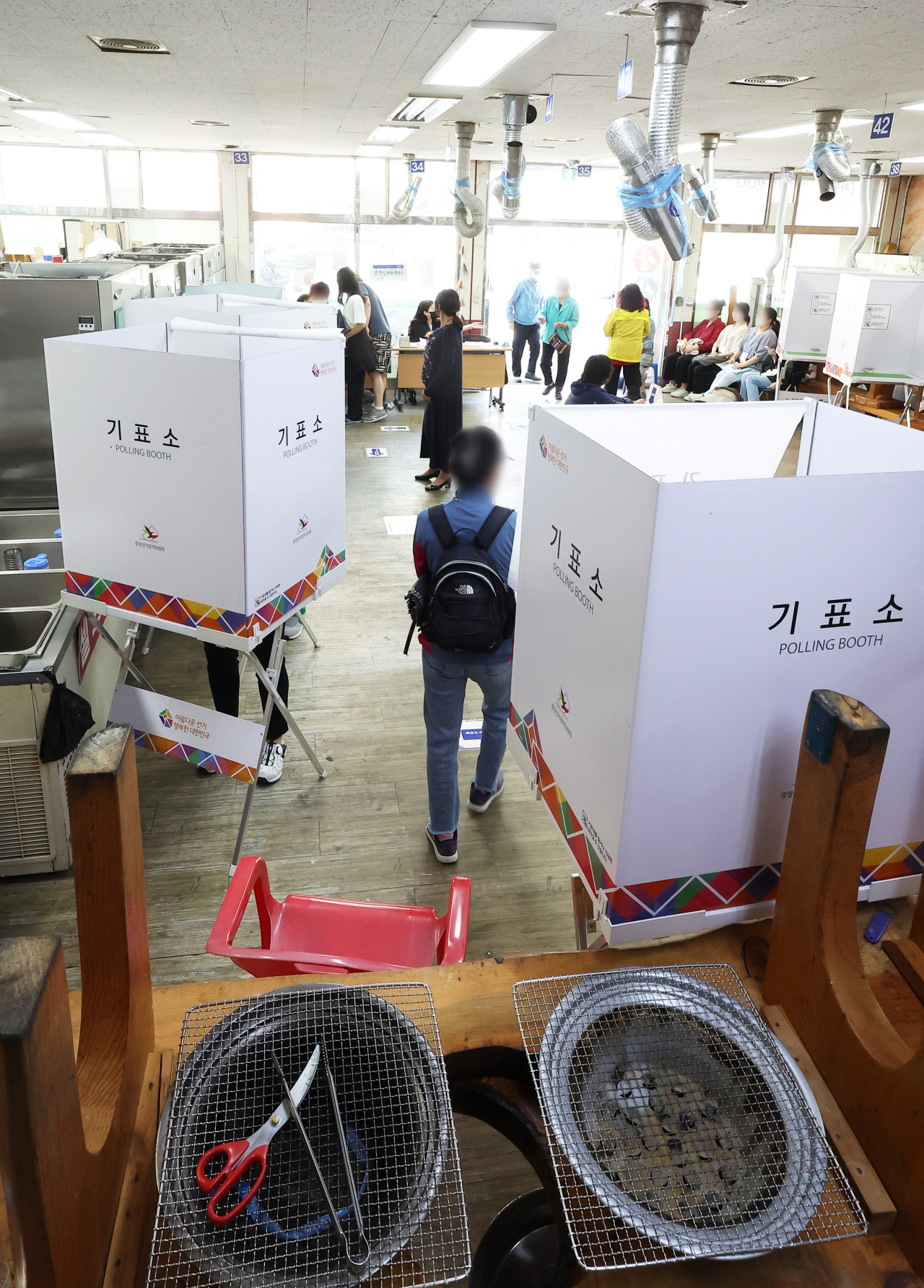 Barbeque grills are seen inside a polling booth set up at a restaurant in Gwangmyeong, Gyeonggi Province, for Wednesday’s local elections. (Yonhap)
