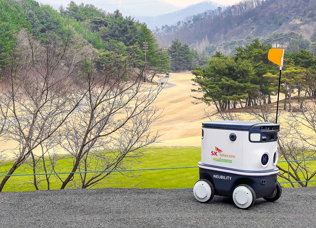A self-driving delivery robot is set to deliver drinks for galleries and players during the SK Telecom Open 2022 that opens on Thursday on Jeju Island. (SKT)