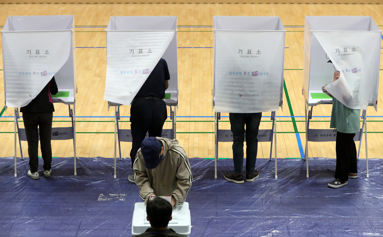 Voters at a polling station in Chuncheon, Gangwon Province, during Wednesday`s local elections. (Yonhap)