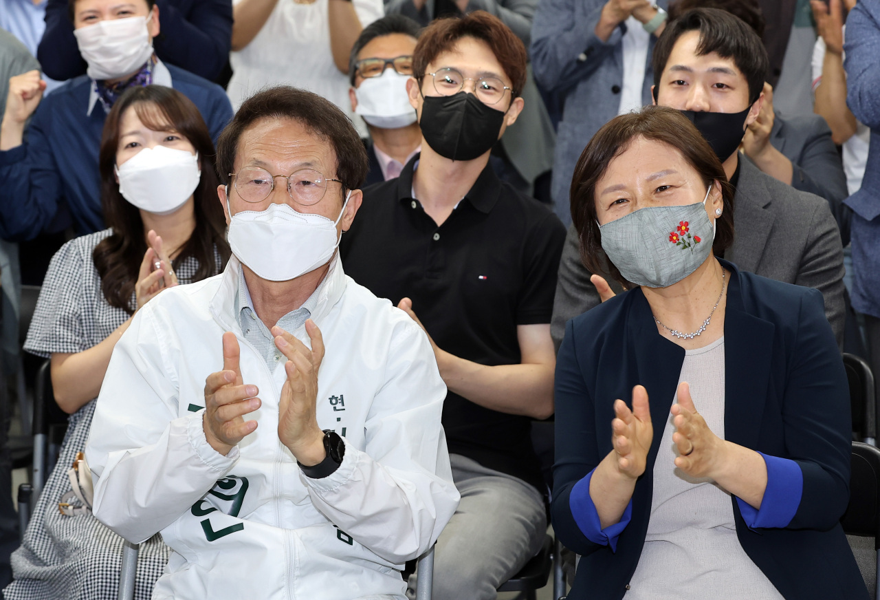 Cho Hee-yeon applauds while watching the exit poll results at his campaign office in western Seoul, Wednesday.(Yonhap)