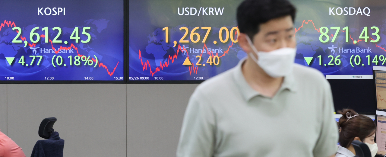 An electronic board showing the Korea Composite Stock Price Index (Kospi) at a dealing room of the Hana Bank headquarters in Seoul on Thursday. (Yonhap)
