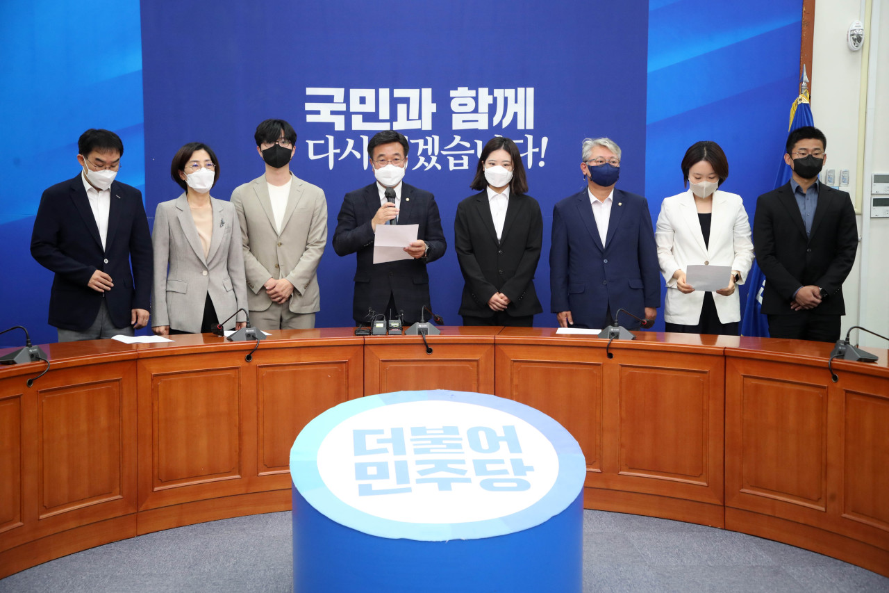 Democratic Party’s emergency steering committee members, including co-heads Yun Ho-jung (fourth from left) and Park Ji-hyun (fourth from right), announce their mass resignation at a press conference in the National Assembly in Seoul on Thursday, a day after the party’s crushing defeat in the local elections. (Yonhap)