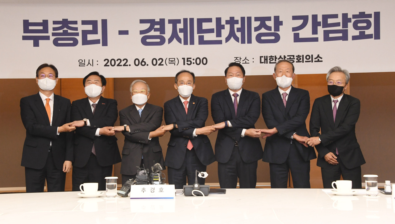 Finance Minister Choo Kyung-ho (center) poses with business leaders during their meeting in Seoul, Thursday. Among the participants were Korea Enterprises Federation chief Sohn Kyung-shik (third from left), Korea Chamber of Commerce and Industry chief Chey Tae-won (third from right) and Federation of Korean Industries chief Huh Chang-soo (second from right). (The Ministry of Economy and Finance)