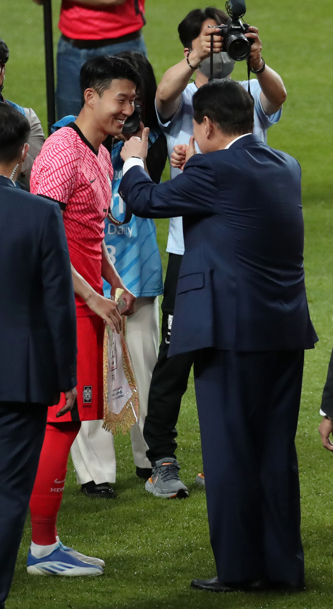 President Yun Suk-yeol (right) talks to Son Heung-min (left) before the 2022 International Friendly Match between South Korea and Brazil held at Seoul World Cup Stadium in Mapo-gu, Seoul on Thursday. (Yonhap)
