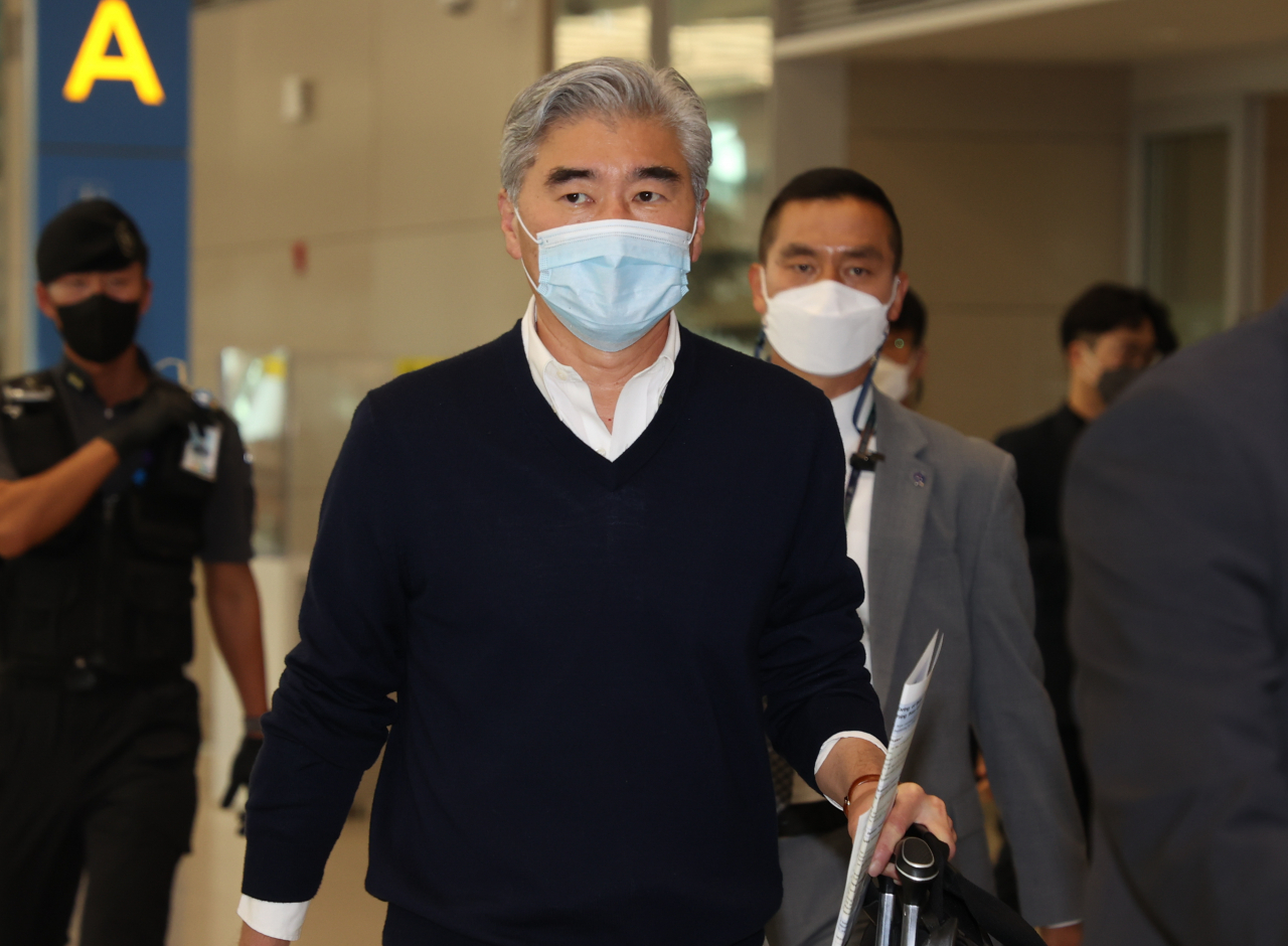 Sung Kim, US special representative for North Korea policy, arrives at Incheon International Airport, west of Seoul, on Thursday. (Yonhap)
