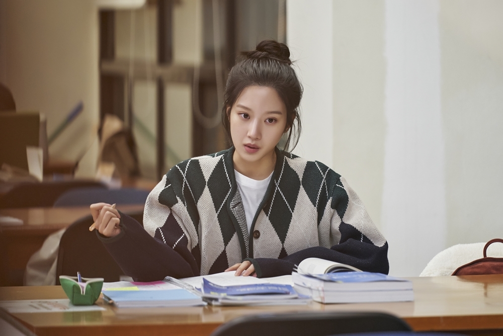Moon Ga-young stars as job seeker Noh Da-hyun in “Link: Eat, Love, Kill.” (tvN)