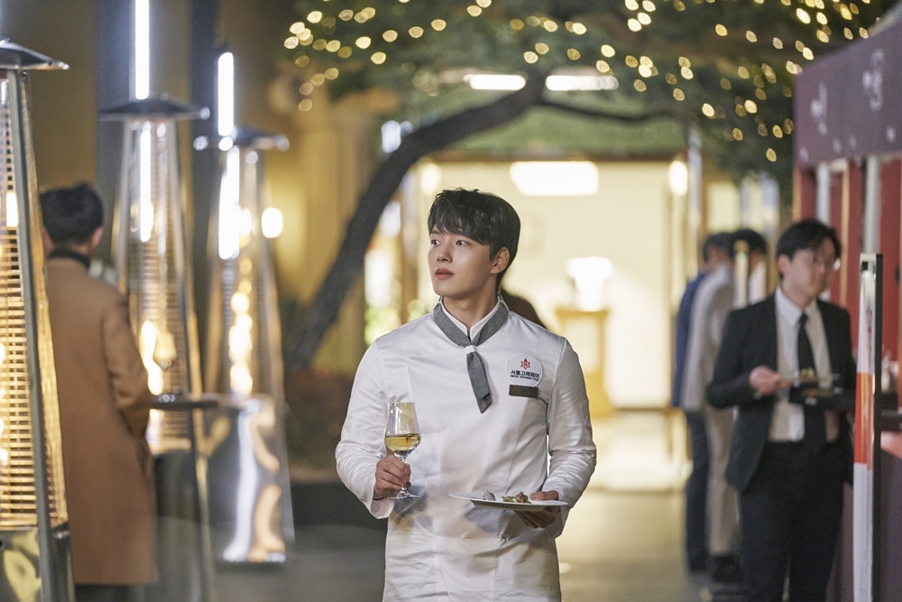 Yeo Jin-goo plays chef Eun Kye-hoon in “Link: Eat, Love, Kill.” (tvN)