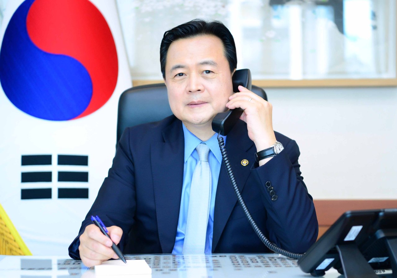Cho Hyun-dong, vice foreign minister for South Korea, is on a phone call with Wendy Sherman, deputy US state secretary, and Japan`s Takeo Mori on May 25. (Ministry of Foreign Affairs)