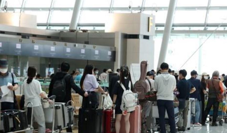 Incheon International Airport, west of Seoul, bustles with travelers on June 3, 2022. (Yonhap)