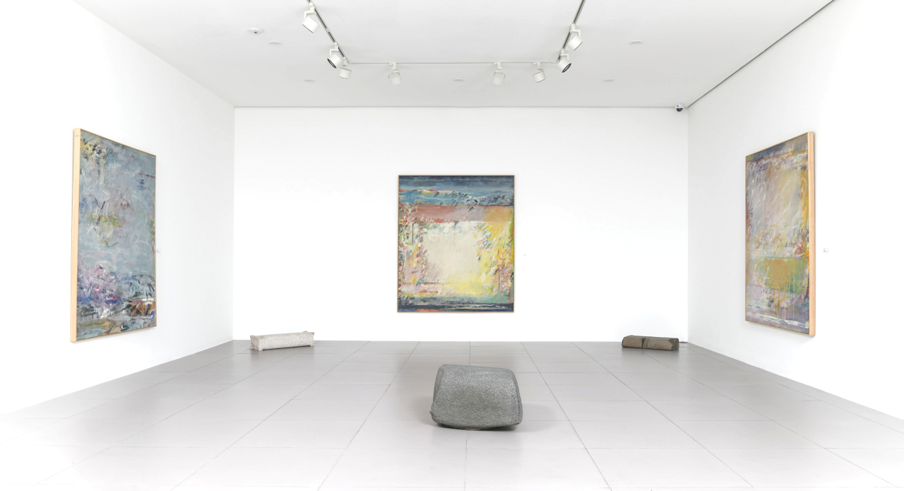 Installation view of “Kim Whanki’s New York Period, Han Yong Jin and Moon Mi Aie” at Gallery Hyundai in Seoul (Gallery Hyundai)