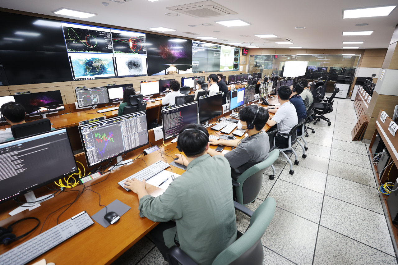 Officials at the Korea Aerospace Research Institute conduct a rehearsal for the operation of the Korea Pathfinder Lunar Orbiter. (Korea Aerospace Research Institute)