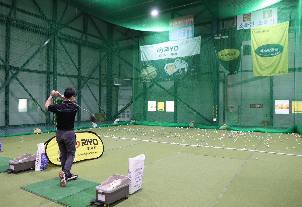 A Korean golfer practices his drive at the 2022 Golf Show held in Seoul. (Yonhap)