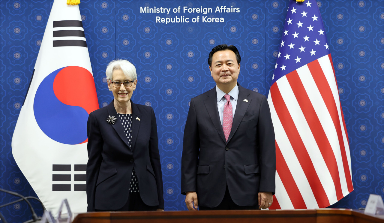 South Korean Vice Foreign Minister Cho Hyun-dong (right) and US Deputy Secretary of State Wendy Sherman pose before their bilateral talk held at South Korea’s Foreign Ministry headquarters in Seoul on Tuesday. (Yonhap)