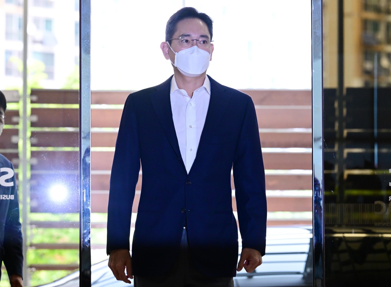 Samsung Electronics Vice Chairman Lee Jae-yong enters Seoul Gimpo Business Aviation Center in Gangseo-gu, Seoul, to leave for a two week business trip to Europe on Tuesday morning. (Park Hae-mook/The Korea Herald)