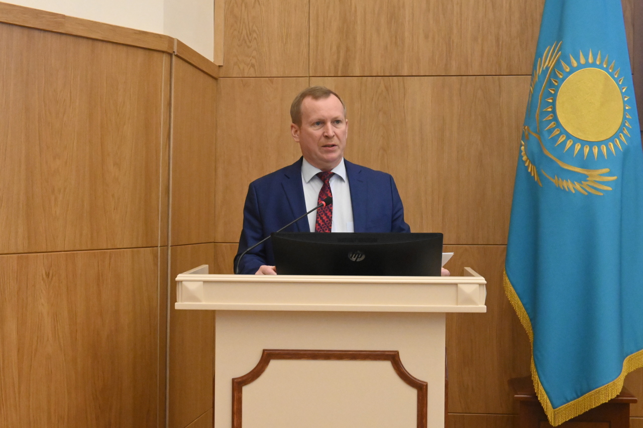 Kazazkhstan Central Election Commission Deputy Chairman Konstantin Petrov gives a briefing to a group of visiting foreign journalists in Nur-Sultan on Friday. (Sanjay Kumar/The Korea Herald).