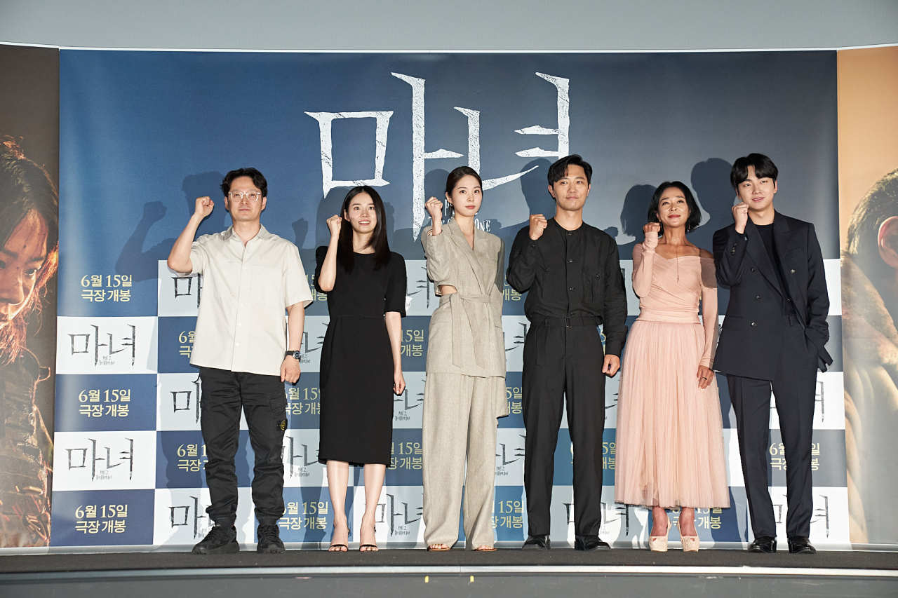 From left: Director Park Hoon-jung, actors Shin Shi-a, Seo Eun-soo, Jin Goo, Jo Min-soo and Sung Yoo-bin pose after a press conference for “The Witch: Part 2. The Other One” held at CGV Yongsan on Tuesday. (NEW)