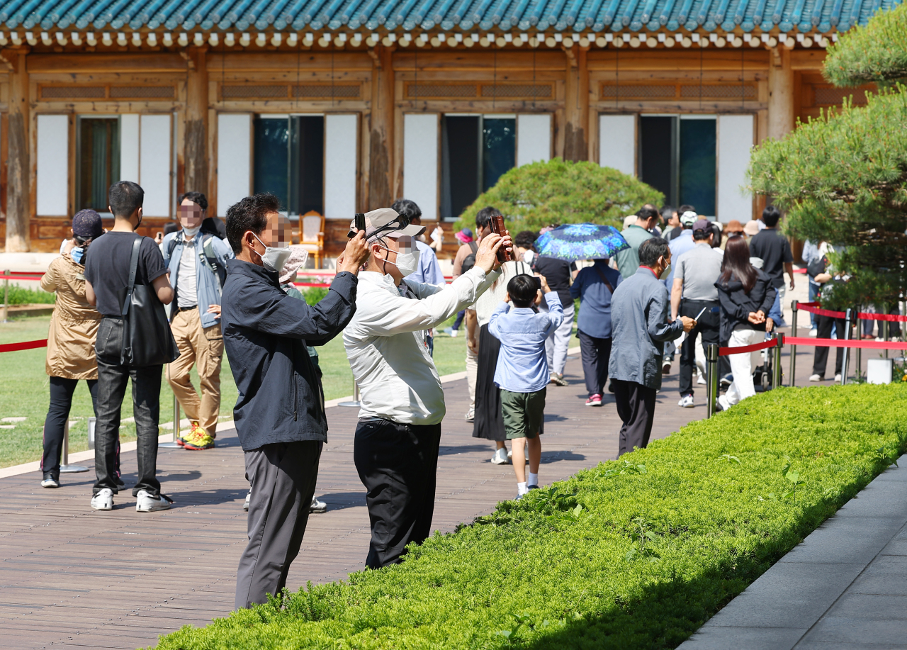 People take photos at Cheong Wa Dae on May 26. (Yonhap)